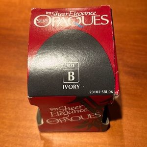 New in package Leggs sheer elegance ivory pantyhose size b